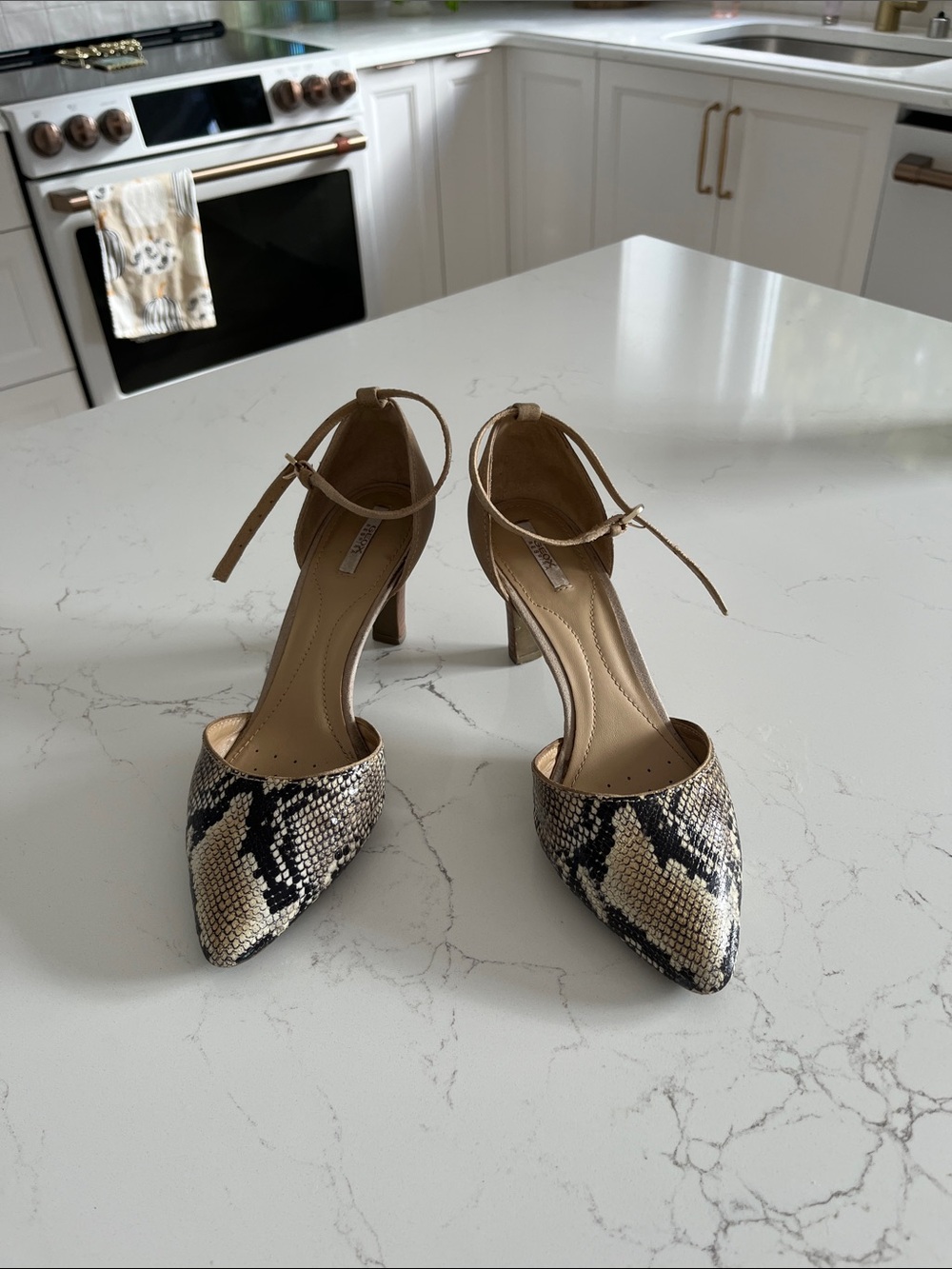 Geox de Snake-Print Pointed-Toe Ankle-Strap Pumps in Beige and Black